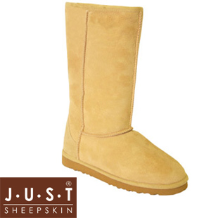 Sheepskin calf-length boots with seam stitch detail. The Rugg boots have a sheepskin lining and roun