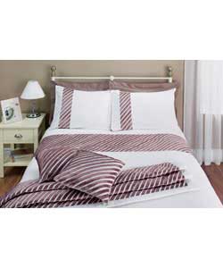 Set contains duvet cover and 2 housewife pillowcases.50% cotton, 50% polyester with 100% polyester