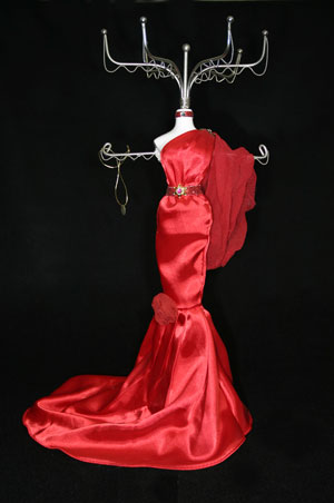 Elegance and sophistication reigns supreme with this fantastic scarlet jewellery dummy. This is such