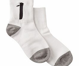 Where do you put your house or locker key when you are at the gym or going for a jog? These handy socks provide the perfect solution. Not only are they great quality sports socks, but they incorporate a small zip up pocket, ideal for popping keys or 