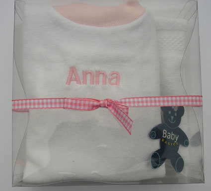 Super soft and pretty, this gorgeous little bib and wash mitt set is the ideal gift for a new baby..