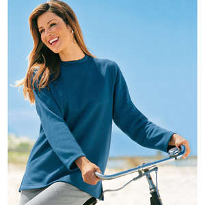 sweatshirt in soft brushed fleece. round neckline with ribbed edging. long sleeve edges and straight