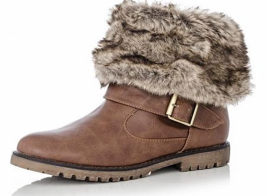 The fur trim around the opening of these boots is super cosy and look fantastic. The flat tread sole and buckle strap feature make these a simple addition to your casual wardrobe for the new season. Wear with jeans and biker jacket to complete your l
