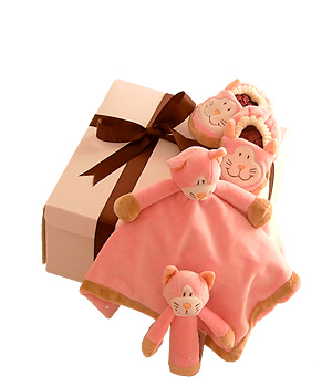 Welcome baby to the world with this set containing a cuddleblanket slippers and a rattle. This is a 