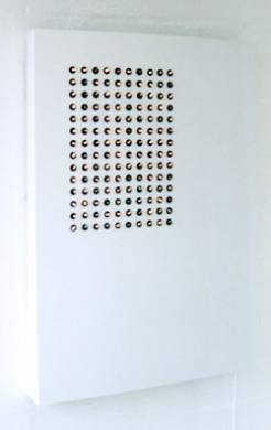 Prepare to be mesmerised by this ultra-modern twinkling  wall lamp!   The lamp consists