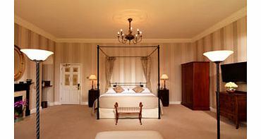 Set in 6 acres of beautifully kept gardens, the attractive Taplow House Hotel is a Georgian treasure just ten minutes away from Royal Windsor. Built in 1751, this 4-star, elegant and grand property will be your home for two luxurious nights, and youl