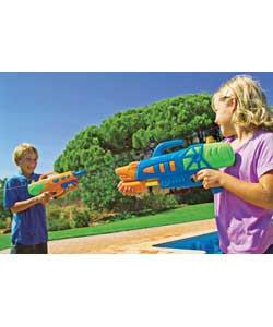2 assorted water guns. For ages 3 years and over.