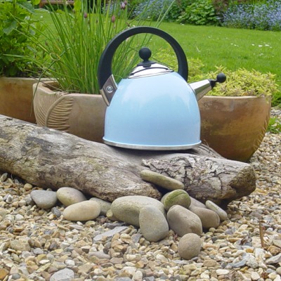 Stylish Whistling Kettle - Cool Blue  This 4 pint / 2.27 Litres (3 pint / 1.7 ltr usable) kettle,