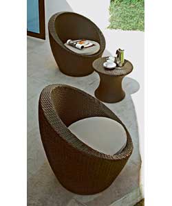 2 armchairs with round table.Brown.Suitable for outside storage.Includes 2 polyester cushions.Table 