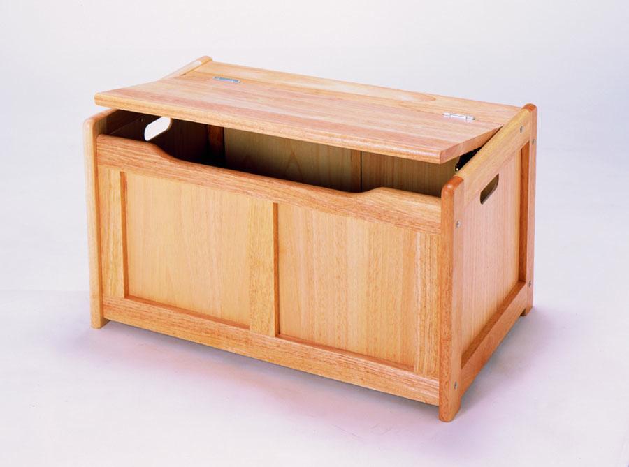 Perfect for hasty toy storage, this robust toy box is made from solid varnished wood with hardboard 