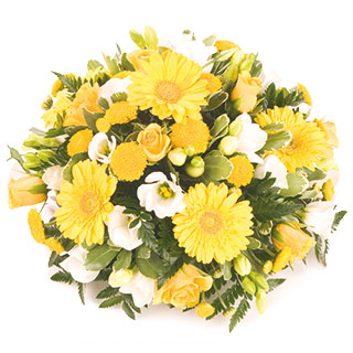 A pretty posy arrangement in shades of yellow and white.