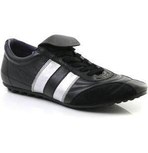 Football-style leather men’s shoe featuring lace up detail and fold over tongue. Perfect worn 