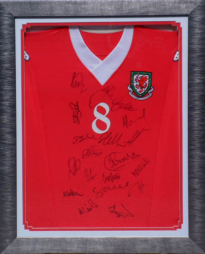 Wales and#8211; 2007 Fully signed and framed shirt
